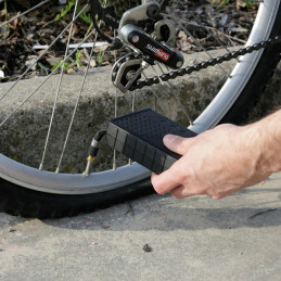 Compressore d'aria Tascabile con Torcia - Funzionamento con pile AA | TOPGEAR.IT
