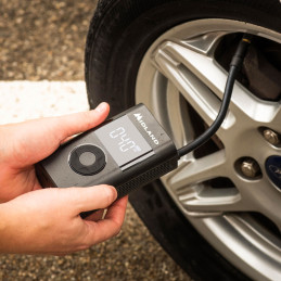 Compressore d'aria Enerpump portatile con Power Bank USB | TOPGEAR.IT