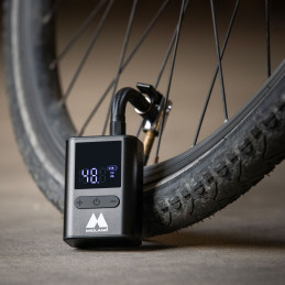 Compressore d'aria Enerpump portatile con Power Bank USB e Kit riparazione pneumatici | TOPGEAR.IT